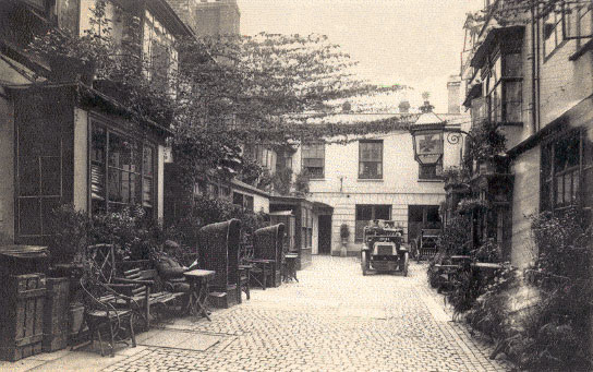 Golden Cross courtyard in 1907, from the Cornmarket entrance.