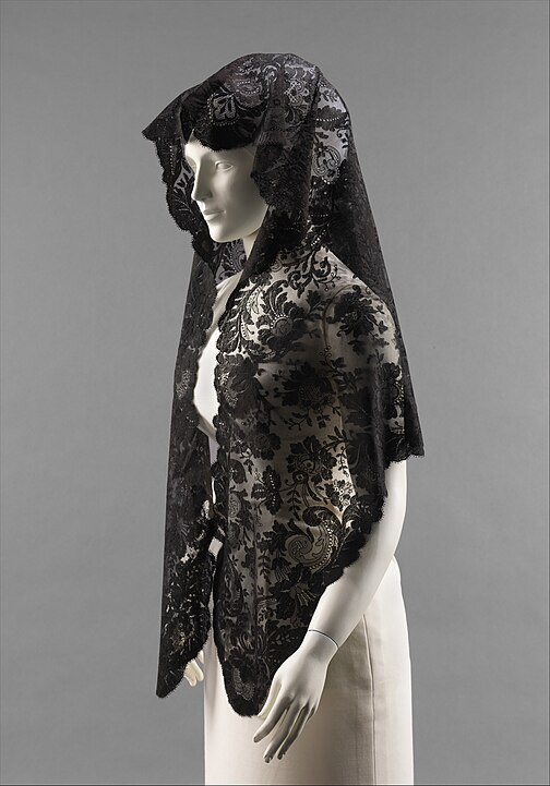 Side angle shot of a blond mantilla.